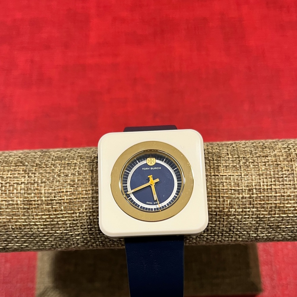 TORY BURCH ‘LIZZIE’ PRE-LOVED AUTHENTIC NAVY &WHITE SQUARE DESIGN LEATHER WATCH - Picture 3 of 16